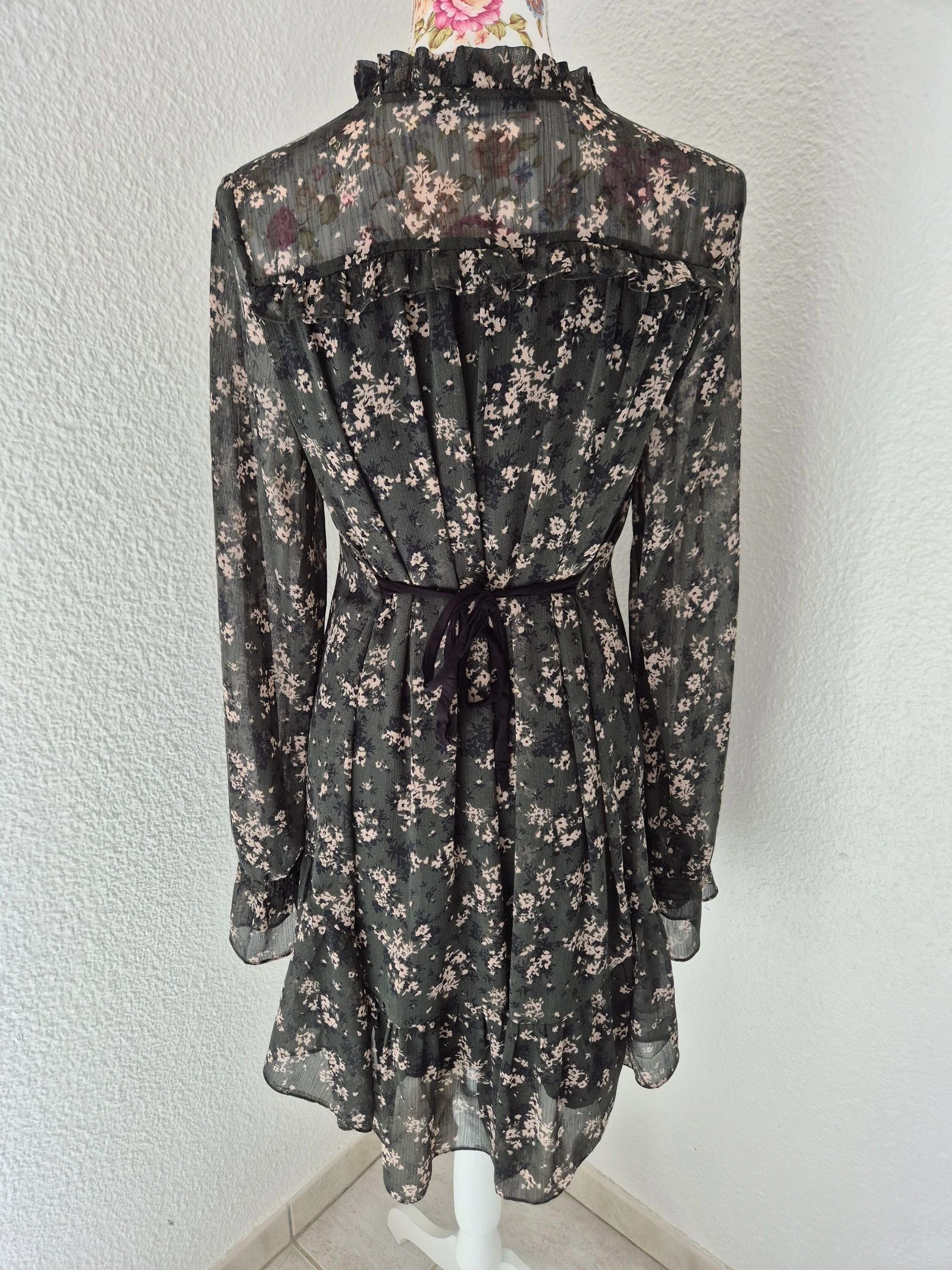🌸 Vestido Zara floral cáqui P – seda fluida – mangas compridas – gola de babado – cinto – estilo boêmio chique – photo 5